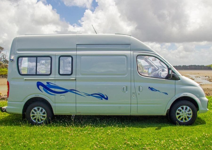 Zijaanzicht van de Wendekreisen Koru 2 Freedom die geparkeerd staat op het gras