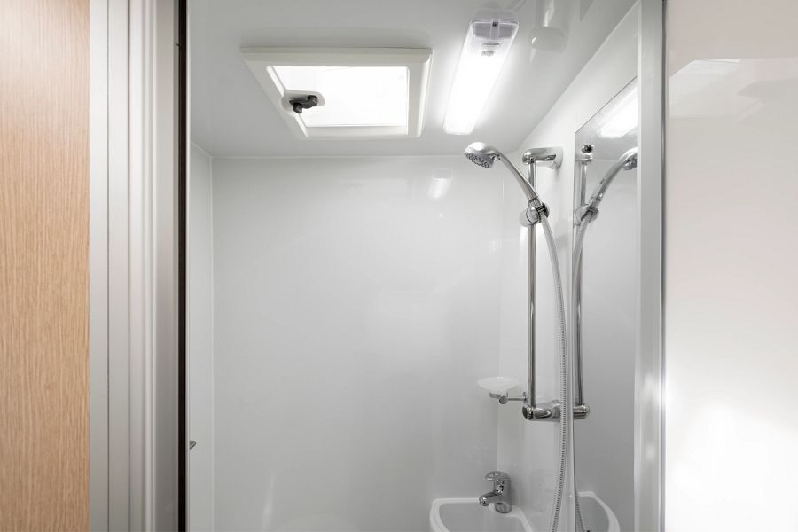 De douche in de badkamer van de Maui Cascade camper in Nieuw-Zeeland