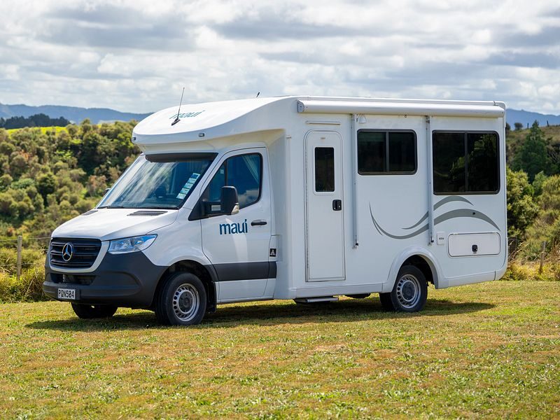 De Maui Cascade camper vanaf de zijkant geparkeerd in het gras in Nieuw-Zeeland