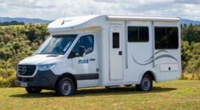 De Maui Cascade camper vanaf de zijkant geparkeerd in het gras in Nieuw-Zeeland