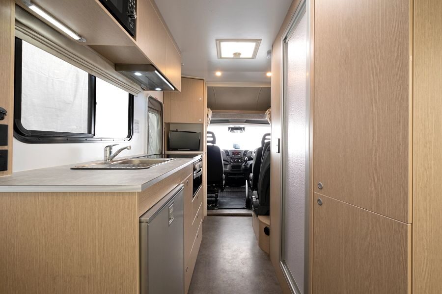 De keuken en badkamerdeur in de Maui Cascade camper met voorin de bestuurdersruimte