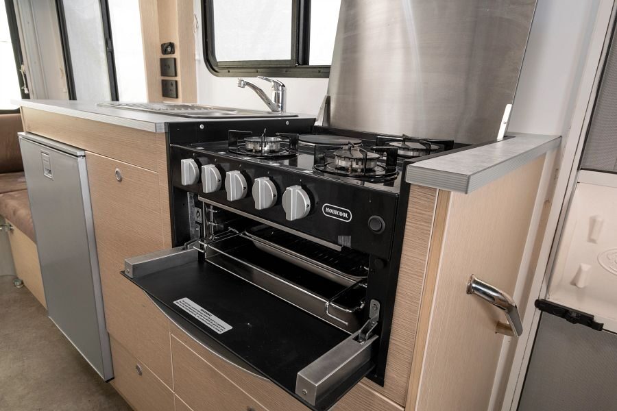 Het keukenblok met drie gaspitten en magnetron in de Maui Cascade camper
