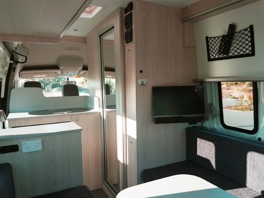 Zicht op het interieur van de Wendekreisen Koru 3 Freedom vanuit de zithoek achterin