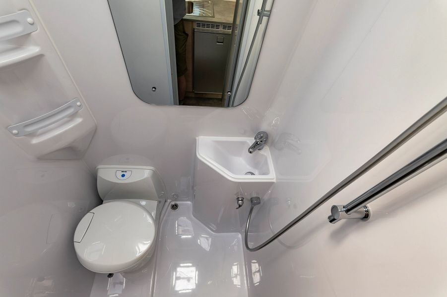 De badkamer met toilet, wastafel en douche van de Maui Beach camper