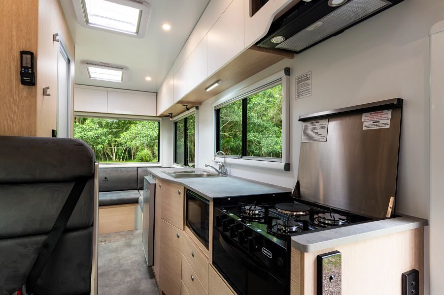 Het interieur van de Maui Beach camper met keuken en gasfornuis