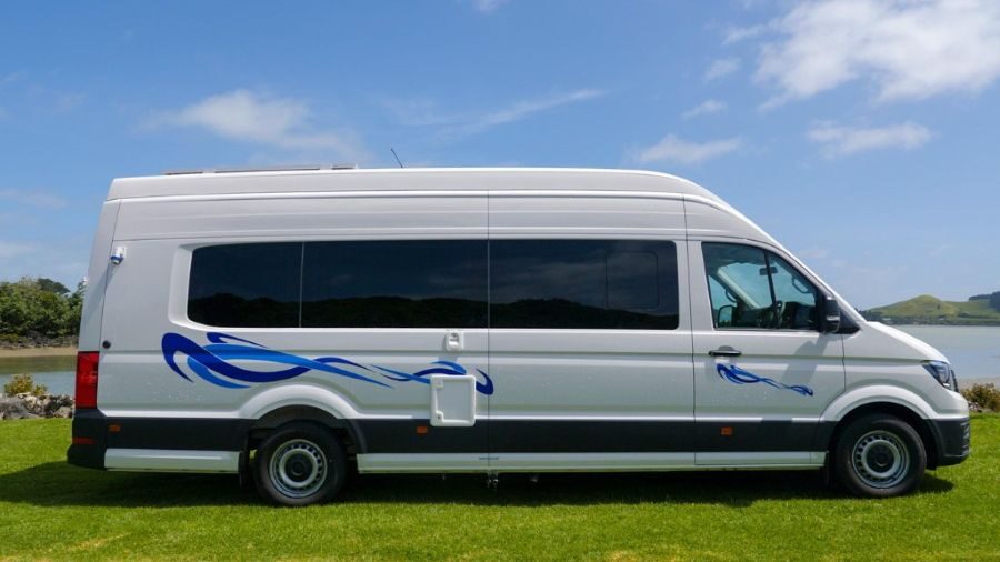 Zijaanzicht van de Wendekreisen Koru 4 Freedom die geparkeerd staat op het gras aan het water