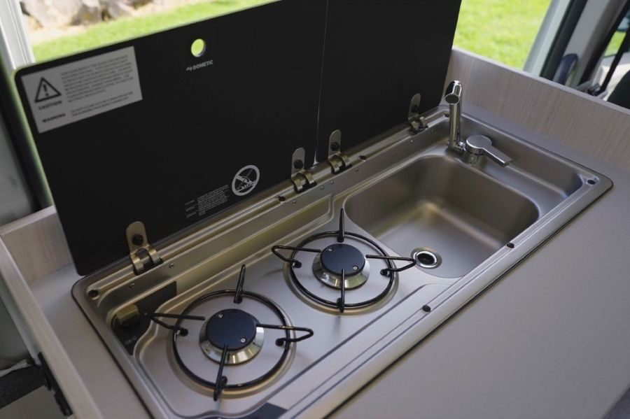 Fornuis en gootsteen in de keuken van de Wendekreisen Koru Star 2 Freedom