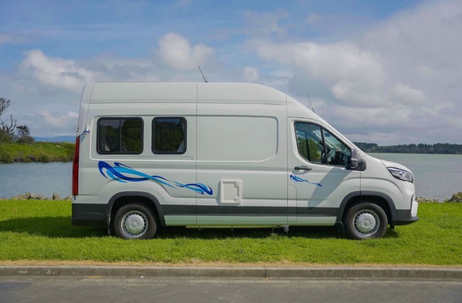 Zijaanzicht van de Wendekreisen Koru Star 2 Freedom die geparkeerd staat op het gras aan het water