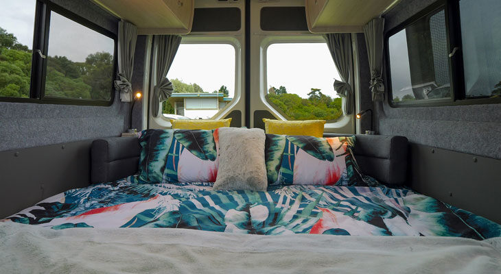 Het bed van de Wendekreisen Koru Star 2 Freedom VW is opgemaakt