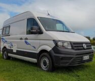 Wendekreisen Koru Star 2 Freedom VW staat geparkeerd op het gras aan het water