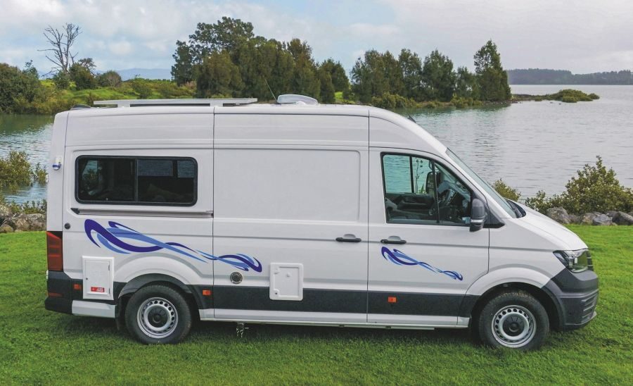 Zijaanzicht van de Wendekreisen Koru Star 2 Freedom VW die geparkeerd staat op het gras aan het water