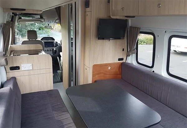 Zithoek achterin en keuken van de Wendekreisen Koru Star 2 Freedom VW