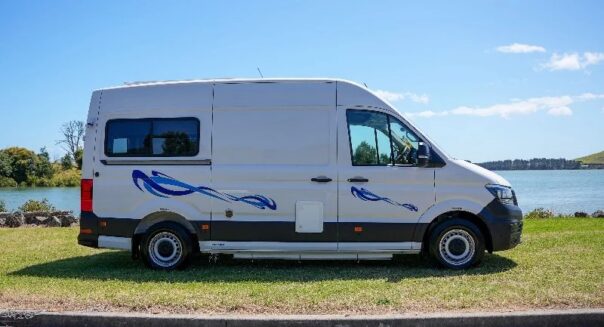 Zijaanzicht van de Wendekreisen Koru Star 3 Freedom die geparkeerd staat op het gras aan het water