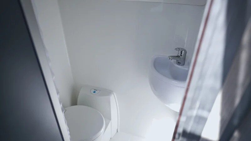 Toilet en wasbak in de badkamer van de Wendekreisen Koru Star 3 Freedom