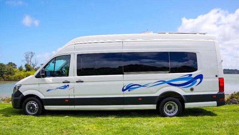 Zijaanzicht van de Wendekreisen Koru Star 4 Freedom die geparkeerd staat op het gras aan het water