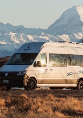 Wendekreisen Koru Star 4 Freedom rijdt door het berglandschap