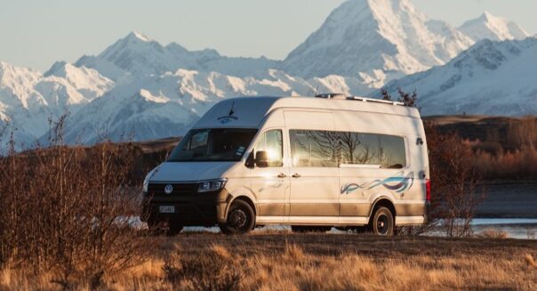 Wendekreisen Koru Star 4 Freedom rijdt door het berglandschap