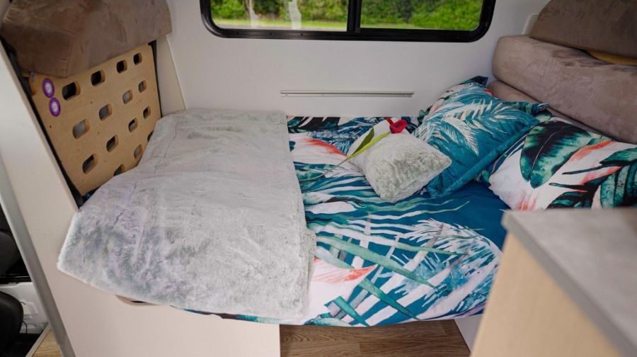 Het bed van de dinette in de Wendekreisen Koru Star 6 Freedom is opgemaakt