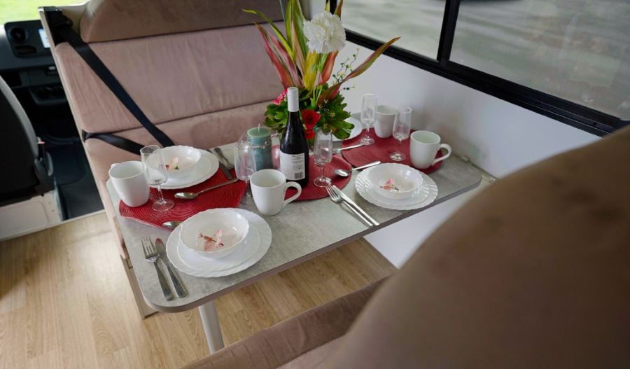 De tafel van dinette in de Wendekreisen Koru Star 6 Freedom is gedekt