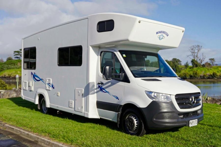 Wendekreisen Koru Star 6 Freedom staat geparkeerd op het gras aan het water