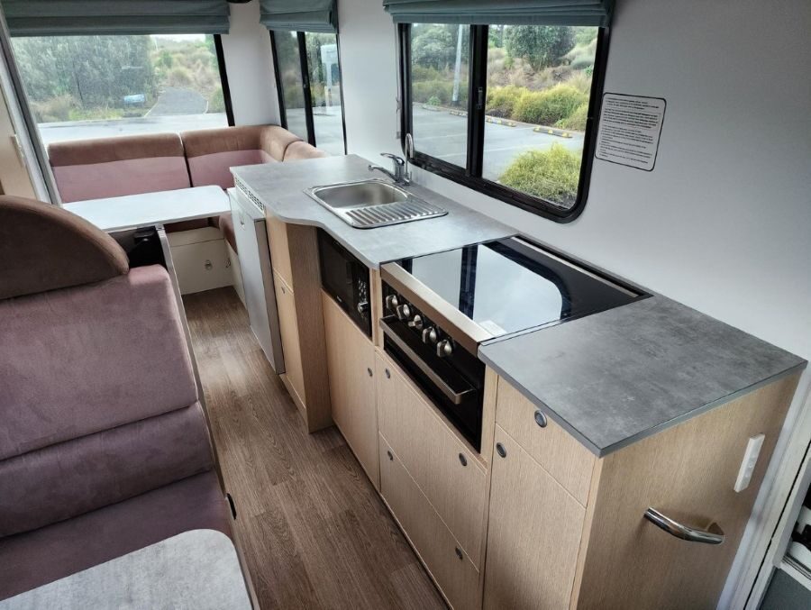 Dinette, keuken en zithoek achterin van de Wendekreisen Koru Star 6 Freedom