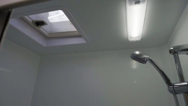 Douche in de badkamer van de Wendekreisen Koru Star 6 Freedom