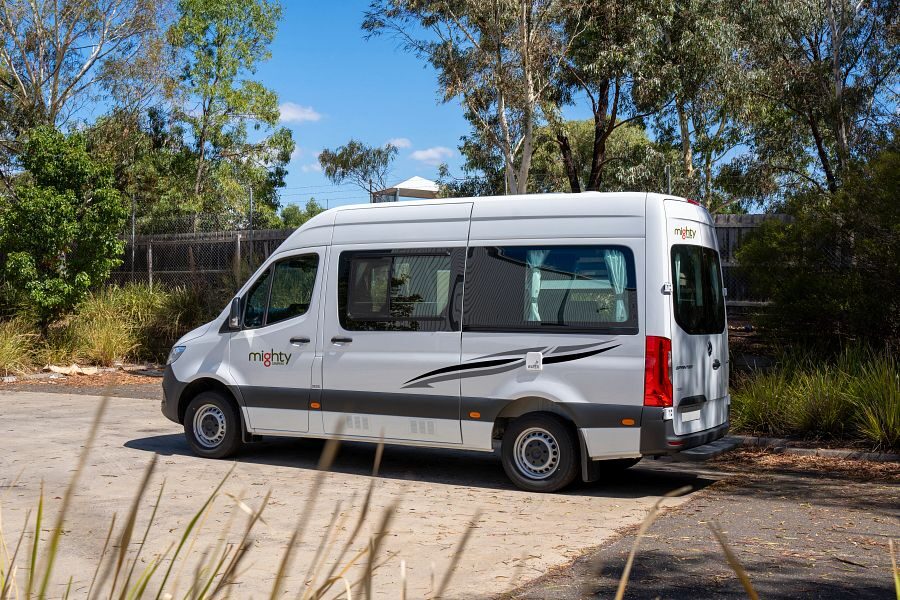 De zijkant van de Mighty Highball camper die geparkeerd staat in een straat