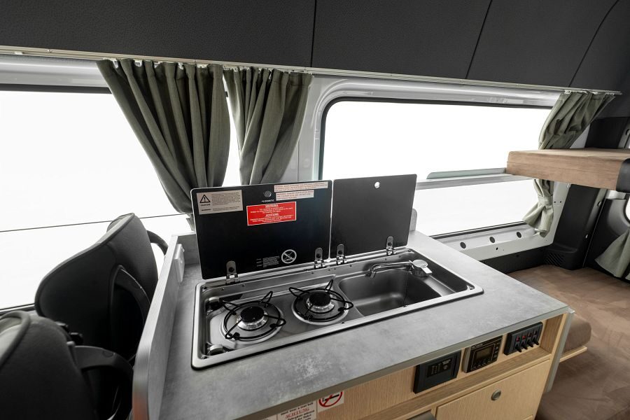 Het keukenblok met gaspitten in de Mighty Highball camper