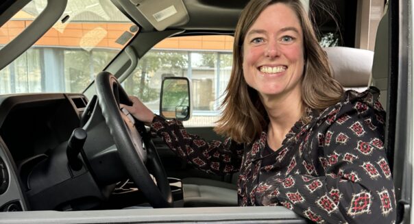 Mirjam van Campers Down Under zit achter het stuur van een camper