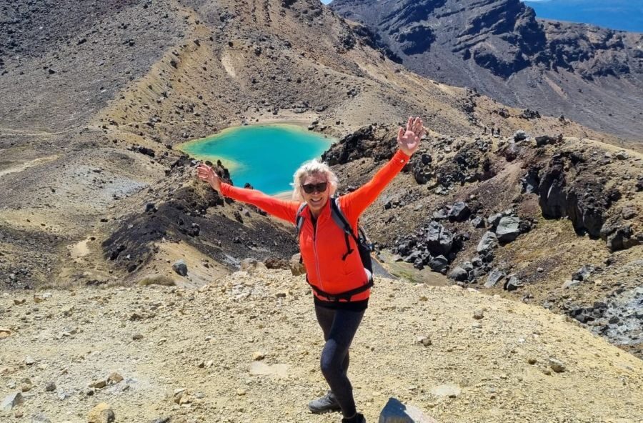 Lyanne van Campers Down Under wandelt in Tongariro National Park in Nieuw-Zeeland