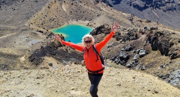 Lyanne van Campers Down Under wandelt in Tongariro National Park in Nieuw-Zeeland