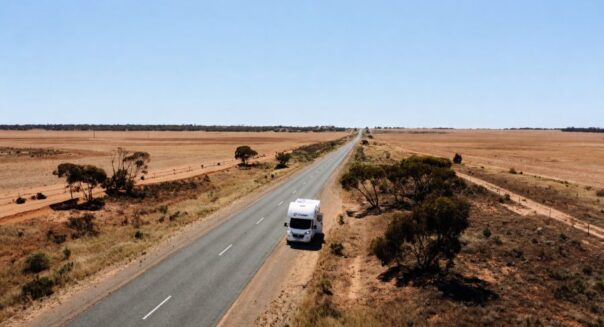 Cruisin Discovery camper staat stil langs de kant van de weg in Australië met de deur open, dronebeeld