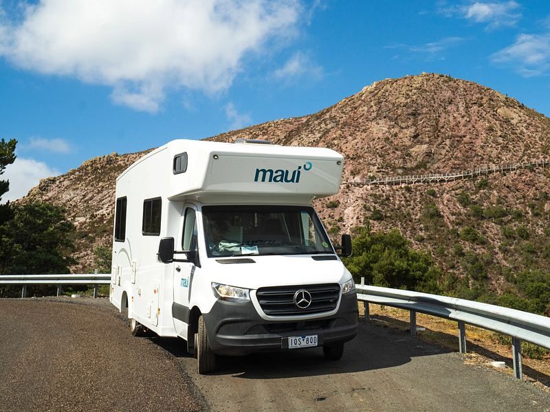 De Maui Sunset camper staat geparkeerd op een weg in Australië