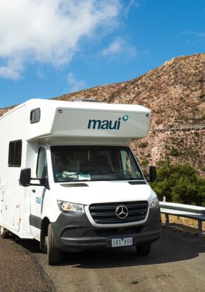 De Maui Sunset camper staat geparkeerd op een weg in Australië