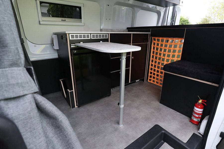 Het interieur met tafel van de Apollo Hitop in Nieuw-Zeeland