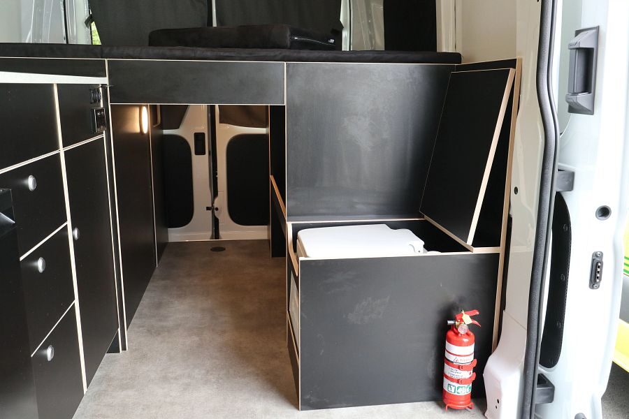 Het interieur met self-contained toilet in de Apollo Hitop camper in Nieuw-Zeeland