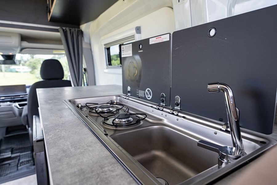 Het keukenblok met twee gaspitten en wasbak in de Apollo Hitop camper in Nieuw-Zeeland