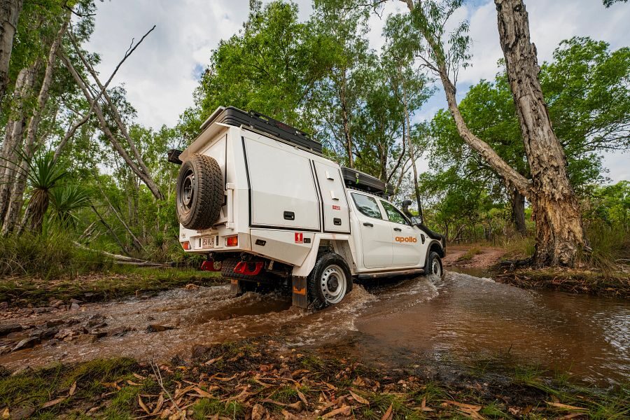De Apollo 4WD Overland Camper rijdt door een grote plas offroad in Australië