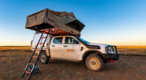 De zijkant van de Apollo 4WD Overland Camper met de daktenten en ladder uitgeklapt in Australië