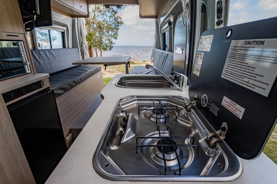 Het keukenblok met twee gaspitten en wastafel in de Mighty Duo camper in Australië