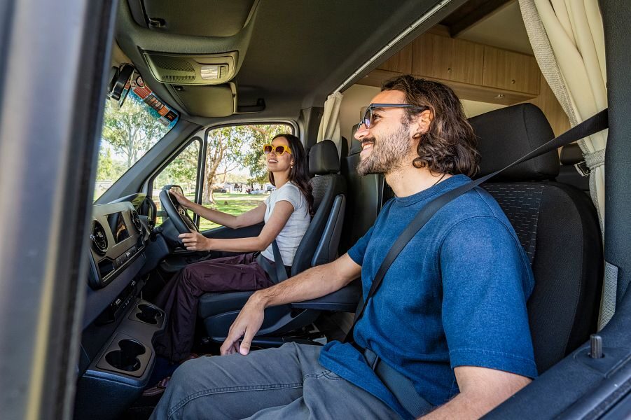 De bijrijder stoel en bestuurdersstoel in de cabine van de Mighty Big Six camper