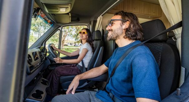 De bijrijder stoel en bestuurdersstoel in de cabine van de Mighty Big Six camper
