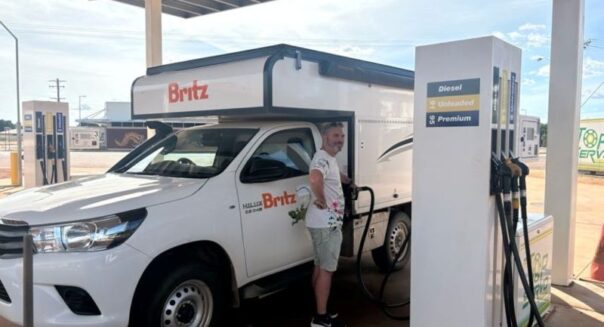 Peter tankt bij tankstation met de Britz Maverick camper