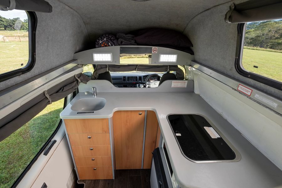 De keuken van de Mighty Lite HiLITE camper in Australië