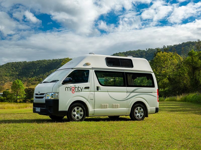 Het campermodel van de Mighty Lite HiLITE in Australië vanaf de zijkant gezien