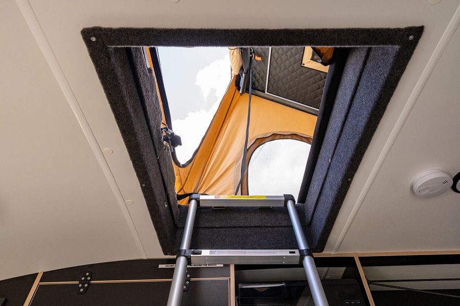 De daktent van Mighty Lite DeLITE camper in Nieuw-Zeeland is te bereiken via een opening aan de binnenkant