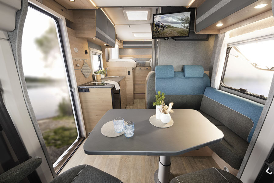Het interieur van de McRent Kiwi Compact camper van voor naar achter gezien