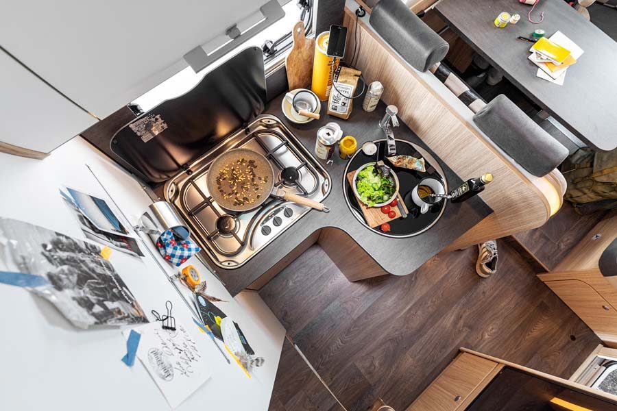 De keuken vanaf bovenaf gezien met een koekenpan op de gaspit in de McRent Family Standard camper