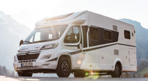 De McRent Family Standard camper staat geparkeerd op het asfalt