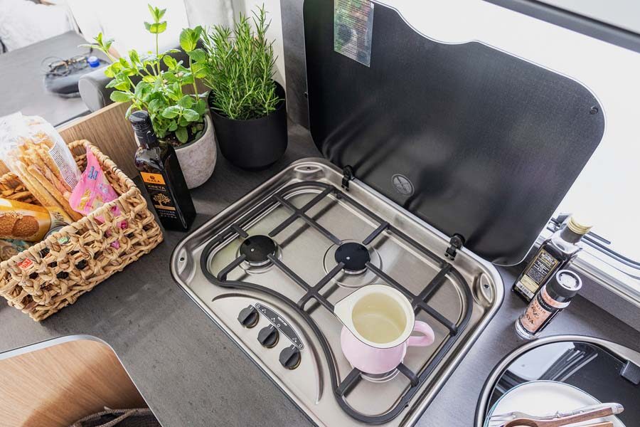 Het keukenblok met het gasfornuis in de keuken van de McRent Family Plus camper